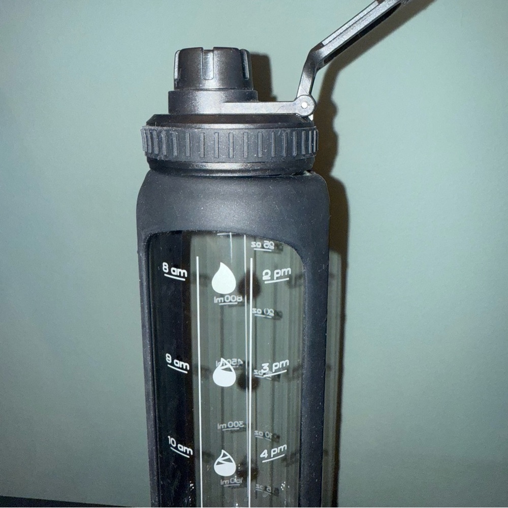 NWOT- FIT -32 oz Glass Water Bottle with 2 Lids, Time Marker, Silicone Sleeve - Picture 9 of 16